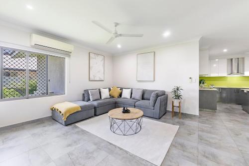 Posezení v ubytování Zenhouse Harmony 4BR Modern Home Near CDU and Hospital