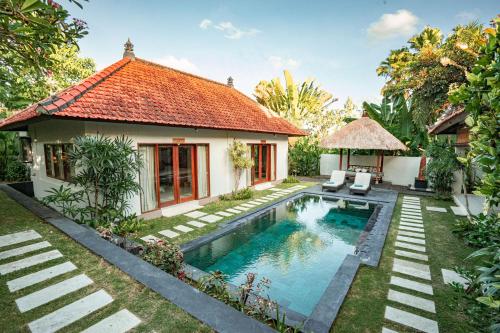 ein Bild einer Villa mit Swimmingpool in der Unterkunft Casa Margarita Bali in Canggu