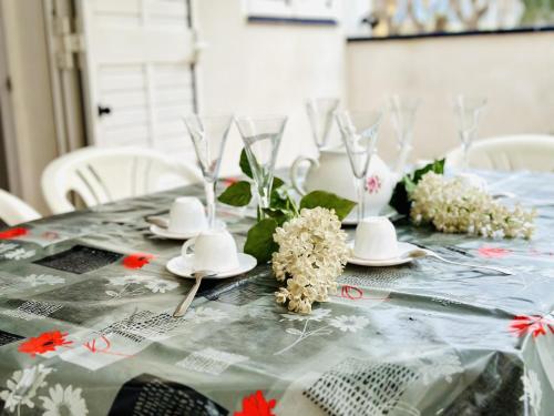 Apartamento en 1ª Línea de Playa en Roses con Terraza, Vista al Mar y Parking Comunitario - ES-258-3