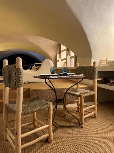 une salle à manger avec une table et deux chaises dans l'établissement 60 m2 Dar Blue Centre Historique Clermont-Ferrand Cathédrale, à Clermont-Ferrand