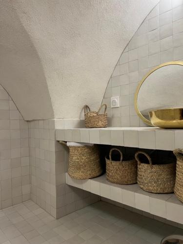 La salle de bains est pourvue de 3 paniers et d'un miroir. dans l'établissement 60 m2 Dar blue Centre Historique Clermont-Ferrand Cathédrale, à Clermont-Ferrand