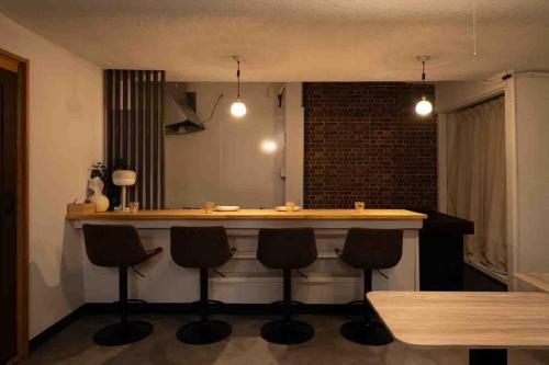 a bar with four stools in a room at 岐阜城まで一番近い駅まで徒歩圏内無料駐車場有り in Gifu