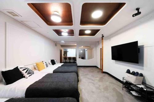 a hotel room with a large bed and a flat screen tv at 岐阜城まで一番近い駅まで徒歩圏内無料駐車場有り in Gifu
