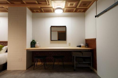 a room with a vanity with two chairs and a mirror at 岐阜城まで一番近い駅まで徒歩圏内無料駐車場有り in Gifu