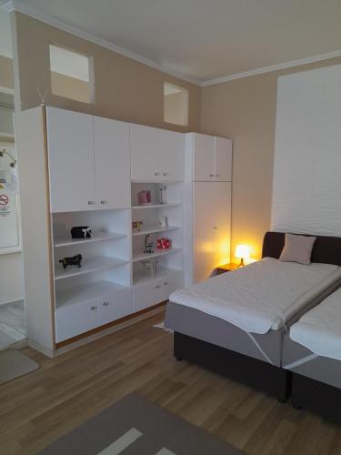 Postel nebo postele na pokoji v ubytování Edina Apartman
