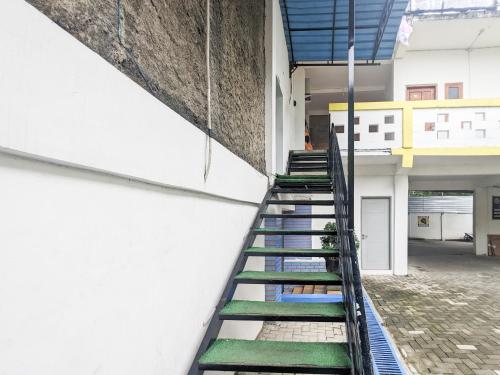 Imagen de la galería de Hotel Gunting Asri Ngawi RedPartner, en Kendung