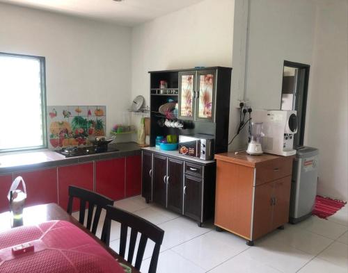 Een keuken of kitchenette bij SHAH HOMESTAY Pulau Indah