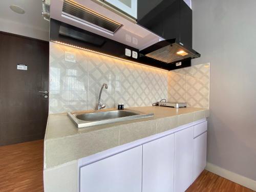 Dapur atau dapur kecil di Homey 2BR Apartment at Mekarwangi Square Cibaduyut By Travelio