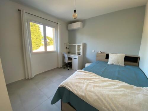 une chambre avec un lit, un bureau et une fenêtre dans l'établissement Villa climatisée avec Wi-Fi et parking à Balaruc-les-Bains - FR-1-503-182, à Balaruc-les-Bains