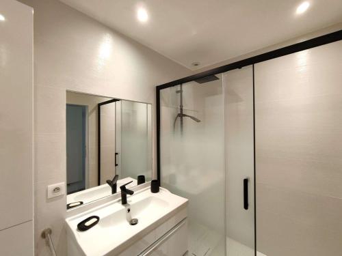 une salle de bain avec un lavabo et une douche en verre dans l'établissement Villa rénovée 4 ch. à 50m du Bassin avec terrasse et jardin, WIFI, parking - FR-1-736-54, à Lège-Cap-Ferret