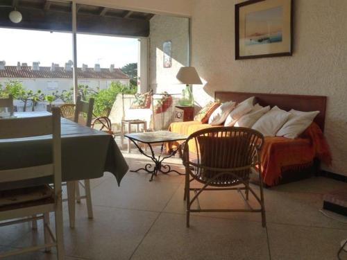 Photo de la galerie de l'établissement Maison 5 pièces à 500m de la plage, garage, terrasse à Saint Pierre la Mer - FR-1-229D-153, à Fleury