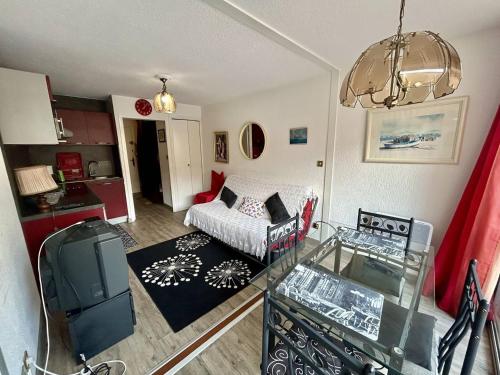 un salon avec un canapé et une table dans l'établissement Studio à Argelès-sur-Mer avec Piscine et Parking privé - FR-1-388-229, à Argelès-sur-Mer