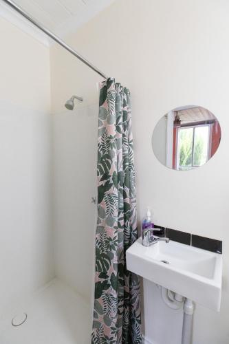 a bathroom with a sink and a mirror at Cosy and historical one bedroom apartment, 5kms from Castlemaine, 2 kms from the Calder in Barkers Creek