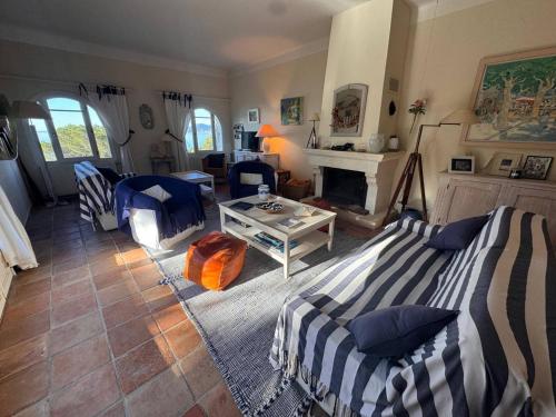 - un salon avec deux lits et une cheminée dans l'établissement Villa à Gigaro avec piscine, proche plage - FR-1-726-57, à La Croix-Valmer
