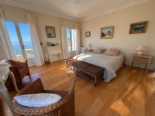 une chambre avec un lit, une table et des chaises dans l'établissement Villa à Gigaro avec piscine, proche plage - FR-1-726-57, à La Croix-Valmer