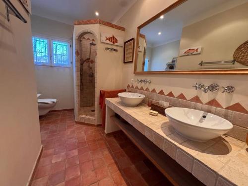 une salle de bain avec deux lavabos et un grand miroir dans l'établissement Villa à Gigaro avec piscine, proche plage - FR-1-726-57, à La Croix-Valmer