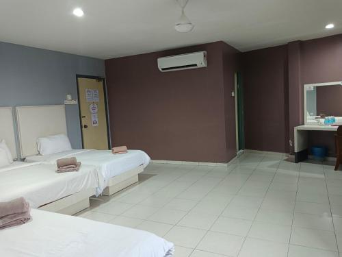 Una cama o camas en una habitación de SR Inn