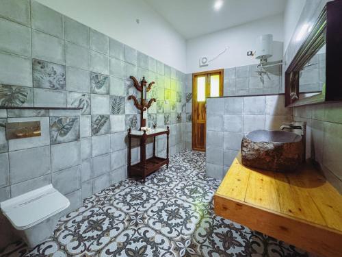 Ένα μπάνιο στο Bel Abri Colonial Living, Pondicherry