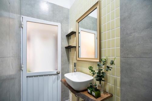 un bagno con lavandino e specchio di RARE artistic European style 3BR 200m2 5 minute to Hoan Kiem a Hanoi