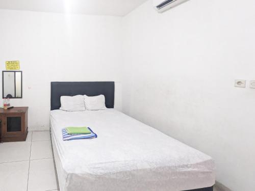 Cama o camas de una habitación en Hotel Gunting Asri Ngawi RedPartner
