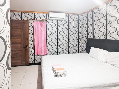 Cama o camas de una habitación en Hotel Gunting Asri Ngawi RedPartner
