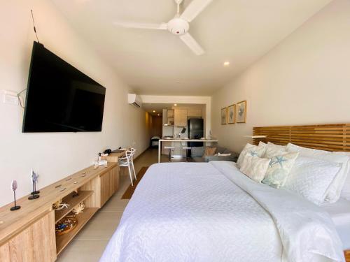 a bedroom with a large bed with a flat screen tv at Morros EOS Manzanillo piso 3 in Cartagena de Indias