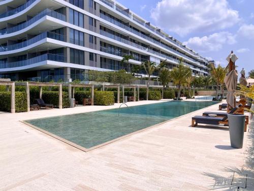 a swimming pool in front of a large building at Morros EOS Manzanillo piso 3 in Cartagena de Indias