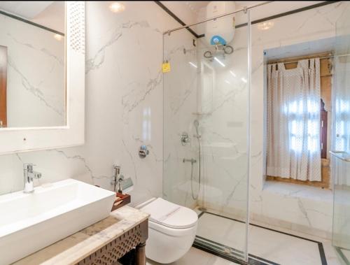 Un baño con ducha, inodoro y lavabo. en K D PALACE - Heritage Hotel On Fort, en Jaisalmer