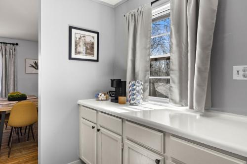 Φωτογραφία από το άλμπουμ του Cozy Home in Oak Ridge w 3BR σε Όακ Ριτζ