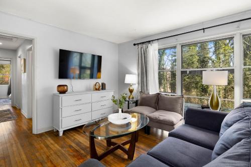 a living room with a couch and a table at Cozy Home in Oak Ridge w 3BR in Oak Ridge