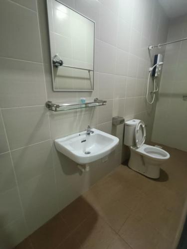 Un baño de SR Inn