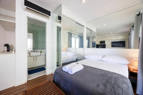 a bedroom with a large bed and a large mirror at Cobertura Penthouse no Alto da Boa Vista - Santo Amaro in Sao Paulo