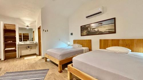 Ένα ή περισσότερα κρεβάτια σε δωμάτιο στο Casa Cangrejo Xcalak Lodge