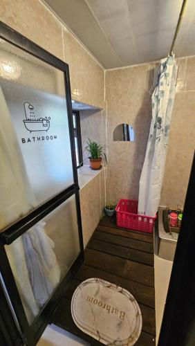 a room with a staircase with a sink and a window at 民宿SAZANAMi in Hagi