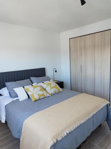 a bedroom with two beds and a large closet at Departamento encanto del sur isla teja in Valdivia