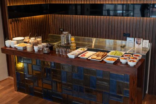 una línea de buffet con diferentes tipos de comida. en Hotel California Urubamba, en Urubamba