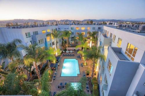an overhead view of a building with a swimming pool at Sunny 2BDR in SM Pool & Gym - 5 min to the beach! in Los Angeles