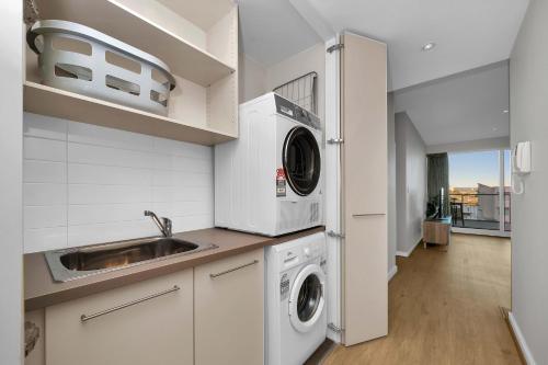 Η κουζίνα ή μικρή κουζίνα στο Modern Seaview by Host Solutions