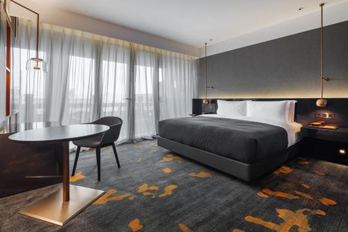 a hotel room with a bed and a table at Wanda Yi, Xi'an The Linow in Xi'an