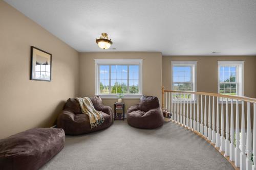 Χώρος καθιστικού στο Bison Ridge Retreat - Spacious and in Nature