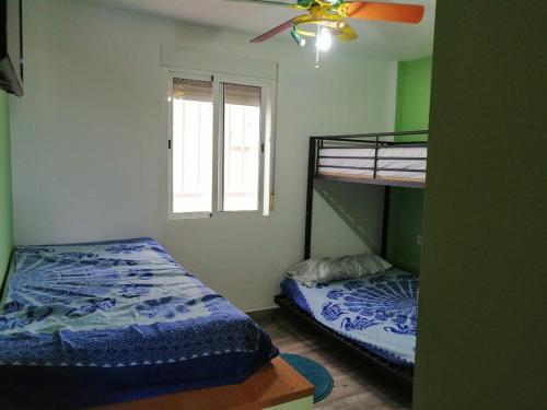 Postel nebo postele na pokoji v ubytování Isla cristina, playa central