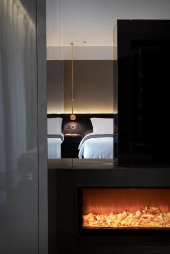 a bedroom with a bed and a fireplace at Wanda Yi, Xi'an The Linow in Xi'an
