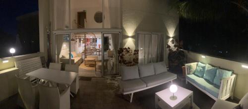 a living room with a couch and a table at sea beach pool in Bain Boeuf