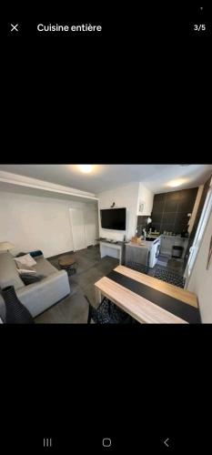 un salon avec une table et une cuisine dans l'établissement NICE centre, à Nice