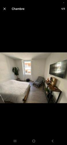 une chambre avec un lit, une table et un bureau dans l'établissement NICE centre, à Nice