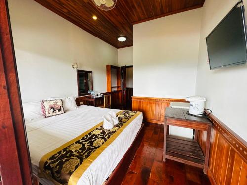TV/trung tâm giải trí tại Kingkham Riverside Hotel