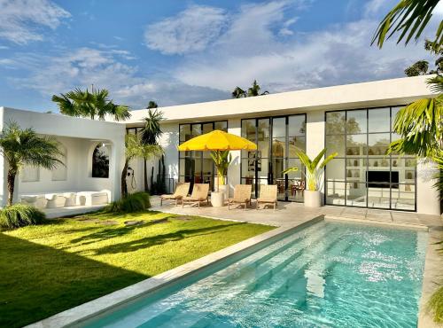 Kolam renang di atau dekat dengan Dolce villas in Bingin