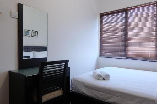 Ένα ή περισσότερα κρεβάτια σε δωμάτιο στο Spacious 2BR Apartment at Grand Setiabudi By Travelio