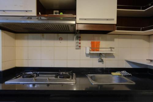 Η κουζίνα ή μικρή κουζίνα στο Spacious 2BR Apartment at Grand Setiabudi By Travelio