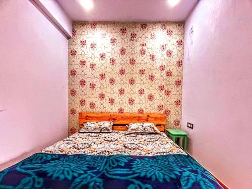 Postel nebo postele na pokoji v ubytování Pali Homestay Lansdowne Not Luxury but Stay with Legacy